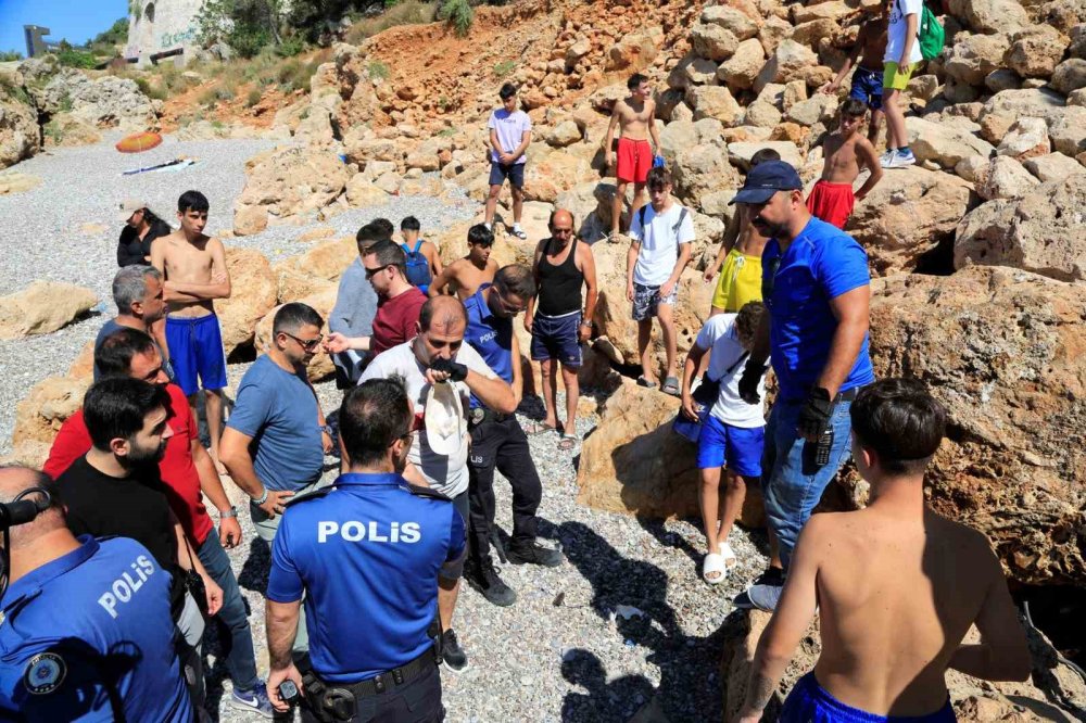 Polise neşter ve av baltası ile direndiler!