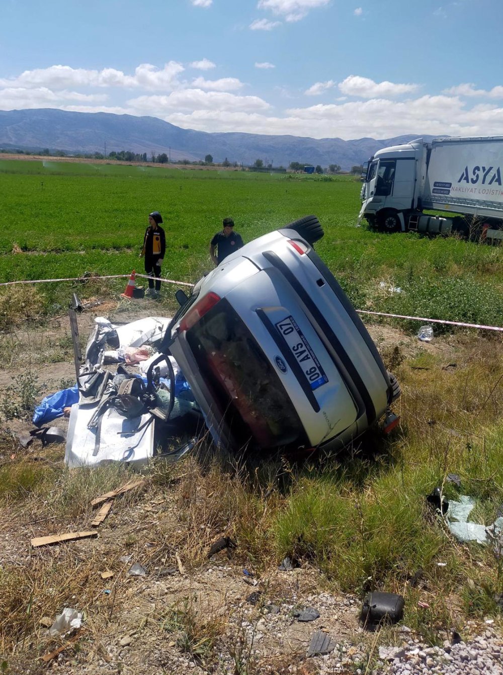 Tırla çarpışan otomobildeki çift ve 4 yaşındaki kızları öldü