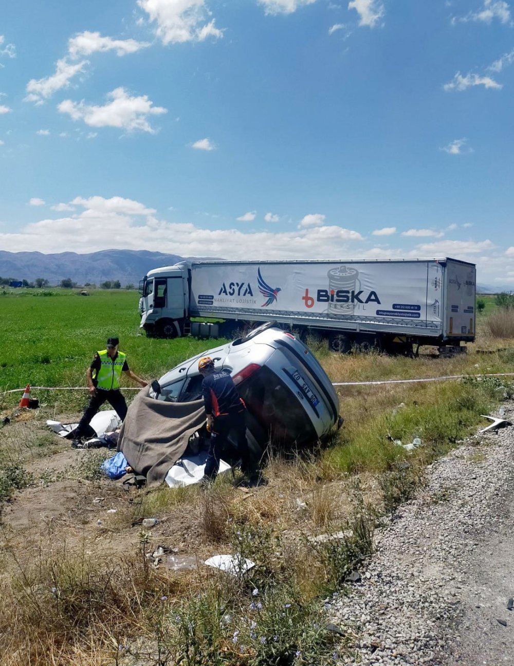 Tırla çarpışan otomobildeki çift ve 4 yaşındaki kızları öldü