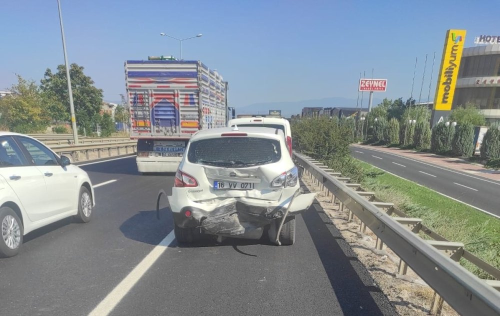 Bursa'daki feci kazada 2'si çocuk 4 kişi yaralandı