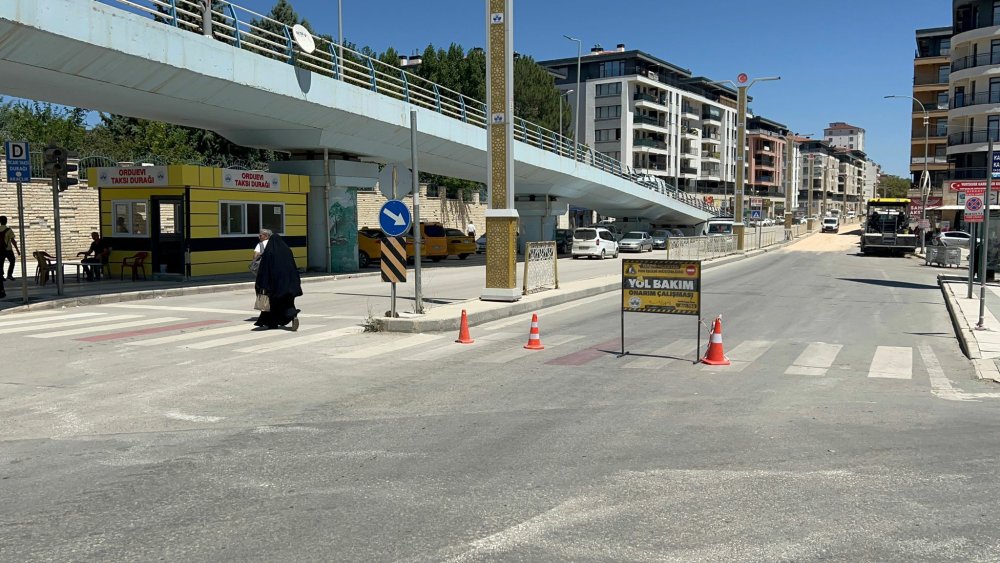 Kapatılan caddede ters yöne giren sürücüler, trafiği tehlikeye soktu