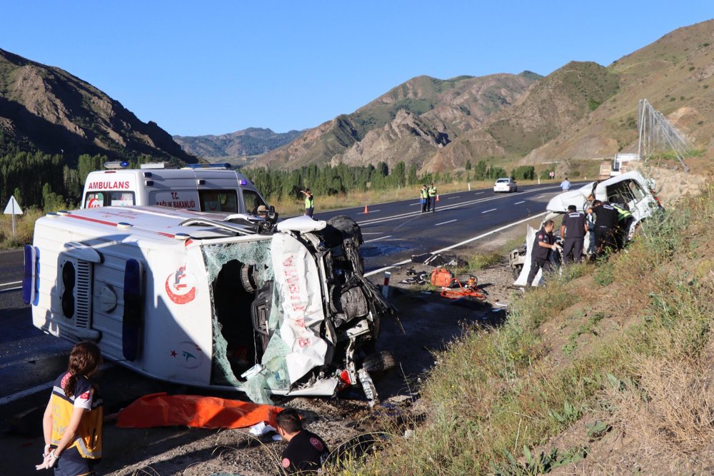 Erzurum'da ambulans ile hafif ticari araç çarpıştı: 4 ölü, 1 yaralı