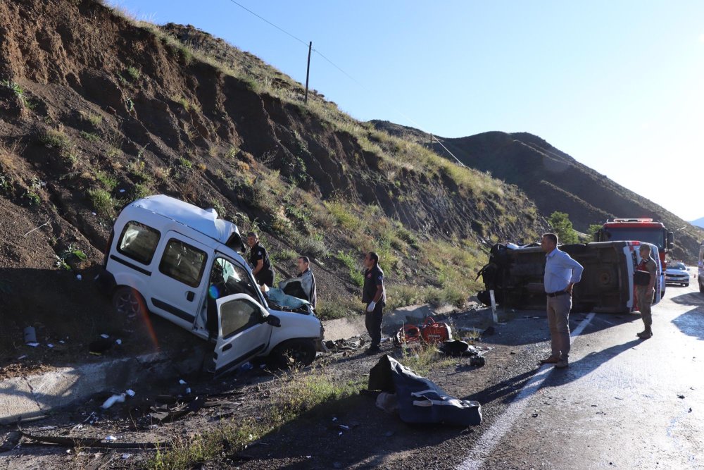 Erzurum'da ambulans ile hafif ticari araç çarpıştı: 4 ölü, 1 yaralı