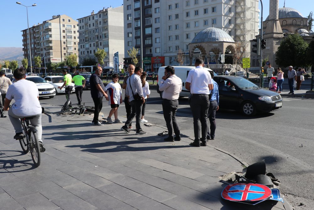 Freni boşalan halk otobüsü, kaldırımda yayalara çarptı