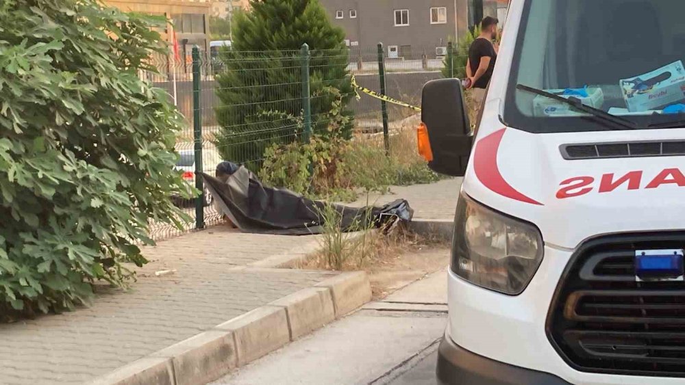 Mersin'de kaldırımda ceset bulundu