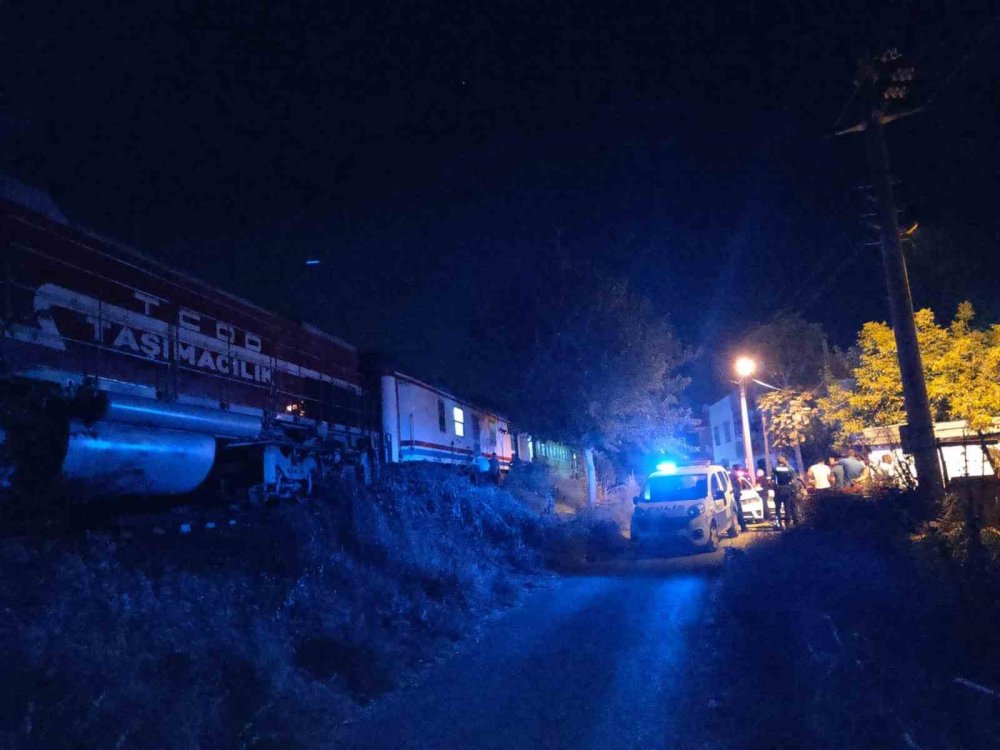 İzmir-Konya seferini yapan yolcu treni yayalara çarptı