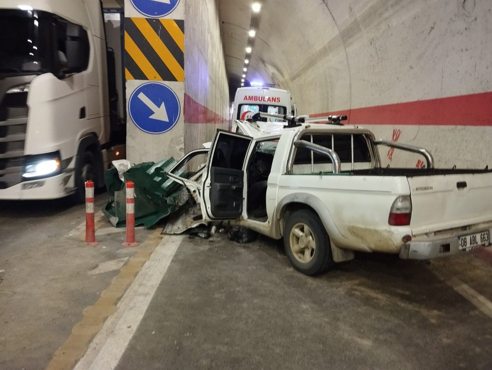 Yusufeli Tünelinde kamyonet duvara çarptı: 1 ölü, 2 yaralı