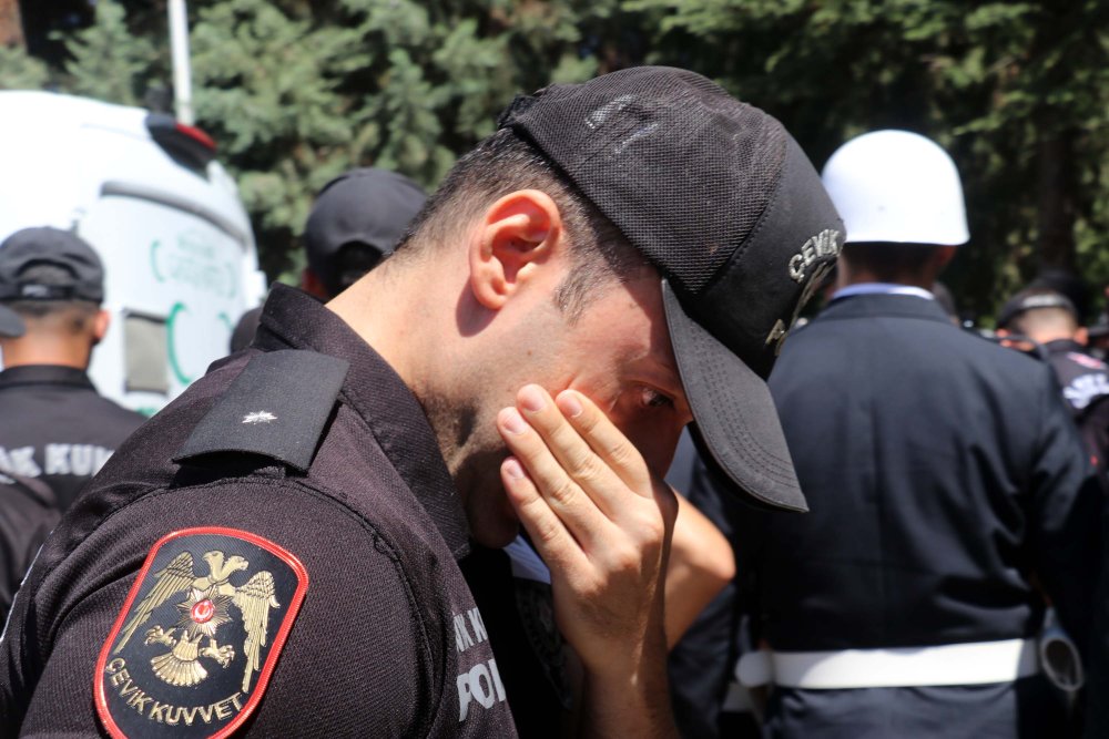 Şehit polis memuru için tören... Gözyaşları sel oldu