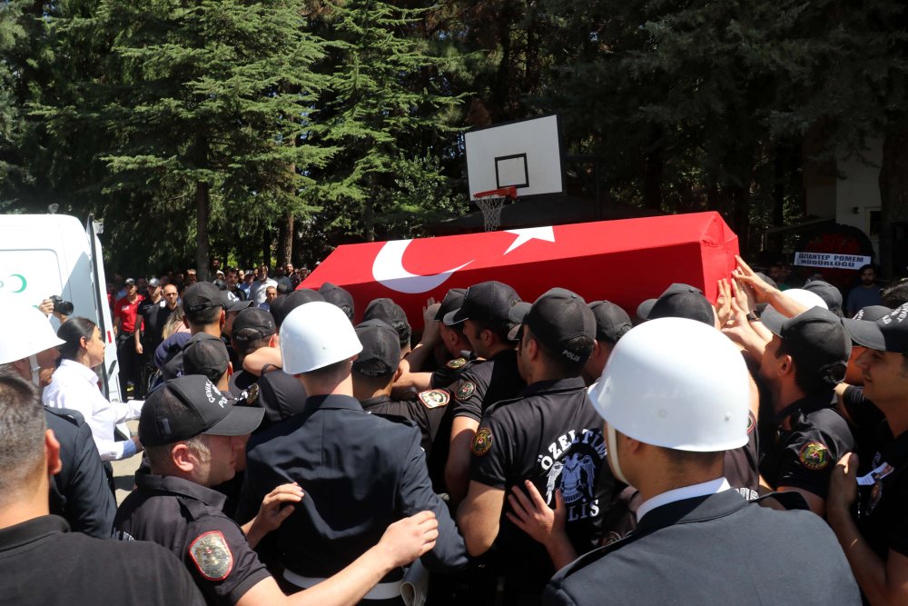 Şehit polis memuru için tören... Gözyaşları sel oldu