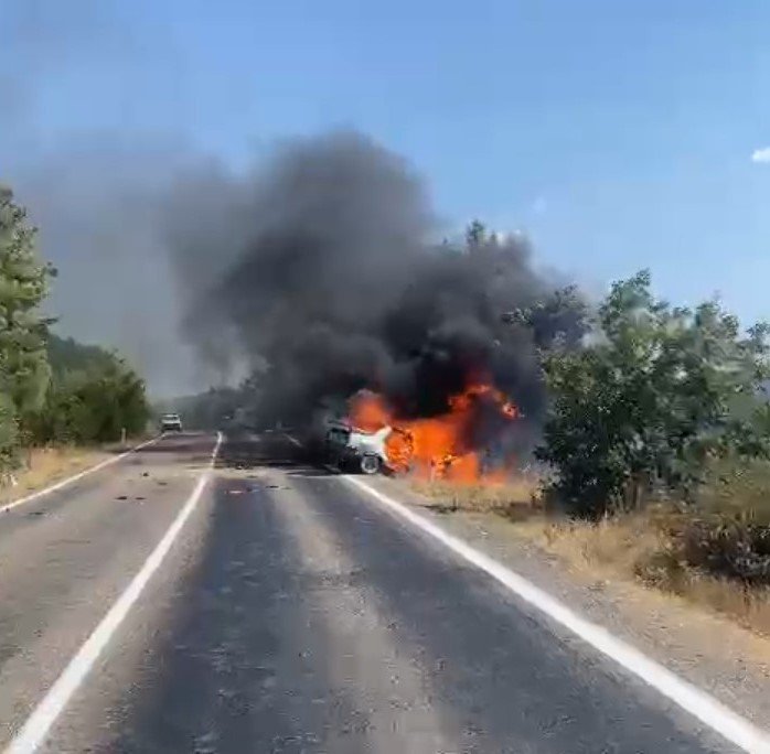 Kaza yapan otomobil alev topuna döndü