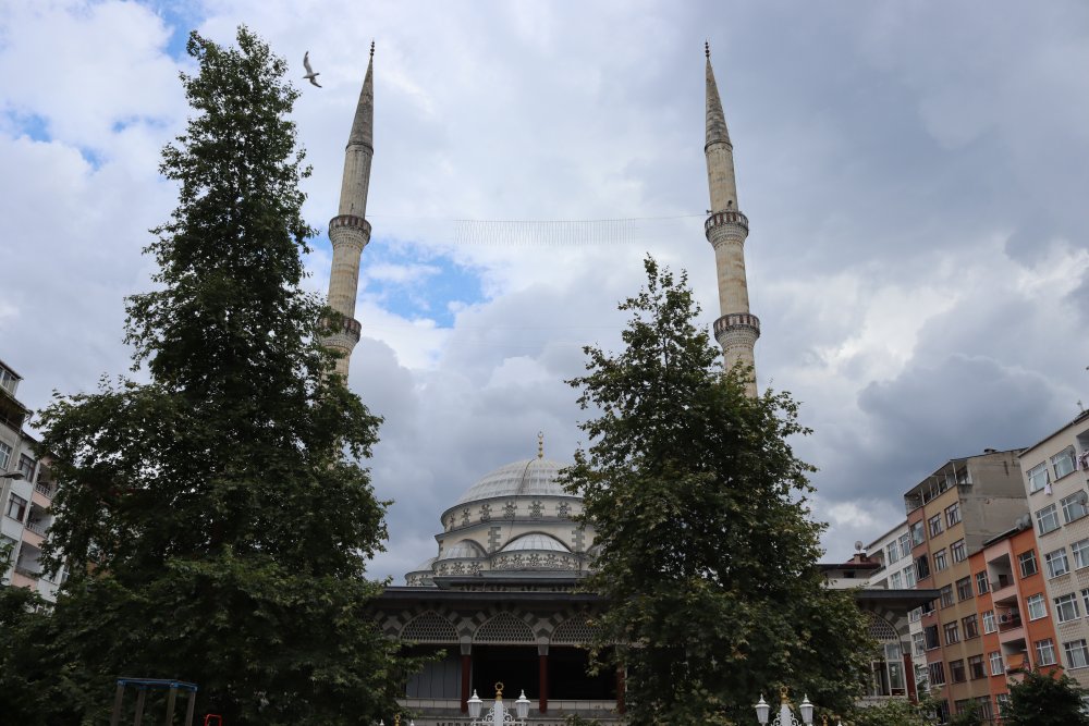 Cumhurbaşkanı Erdoğan'ın 'Kayıyor' dediği cami korozyona uğramış