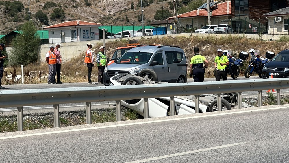 Kanala düşen otomobil takla attı: 2'si çocuk 7 yaralı