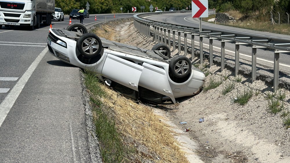 Kanala düşen otomobil takla attı: 2'si çocuk 7 yaralı