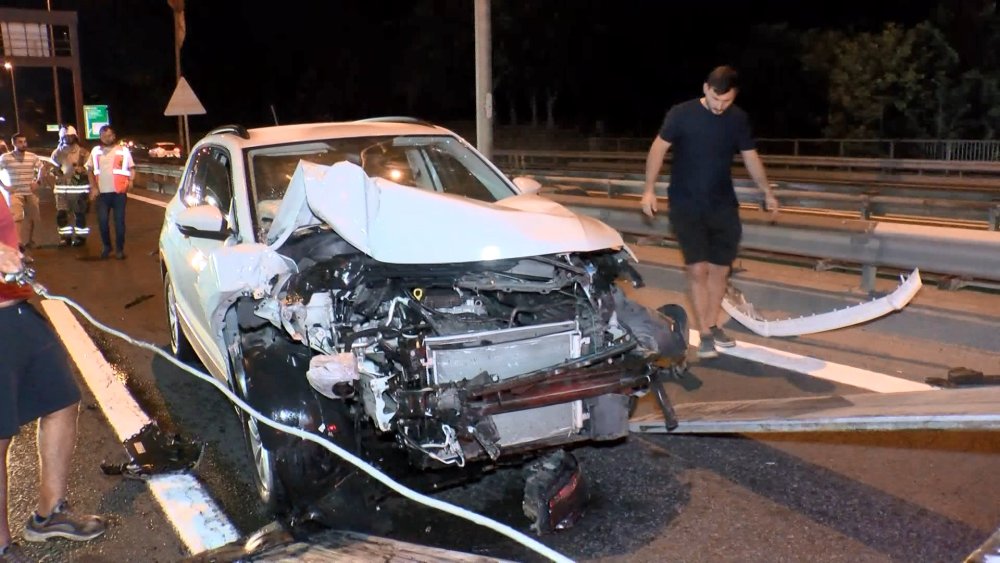 Beşiktaş TEM Otoyolu'nda zincirleme trafik kazası; 1'i ağır 3 yaralı