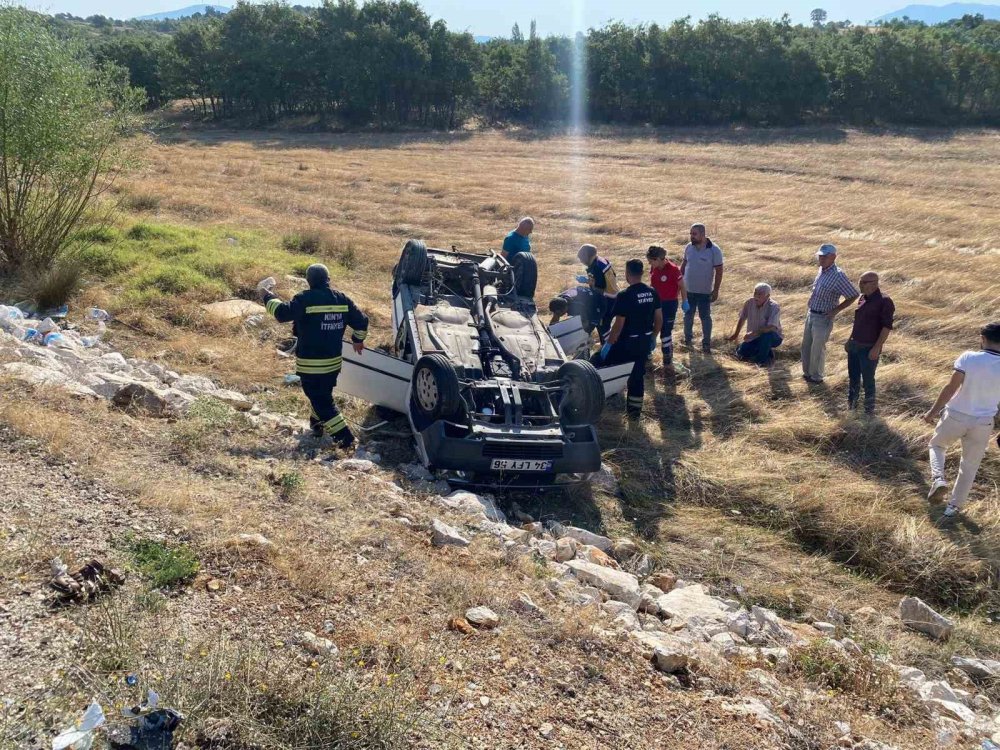 Konya’da otomobil şarampole devrildi, 2 yaralı