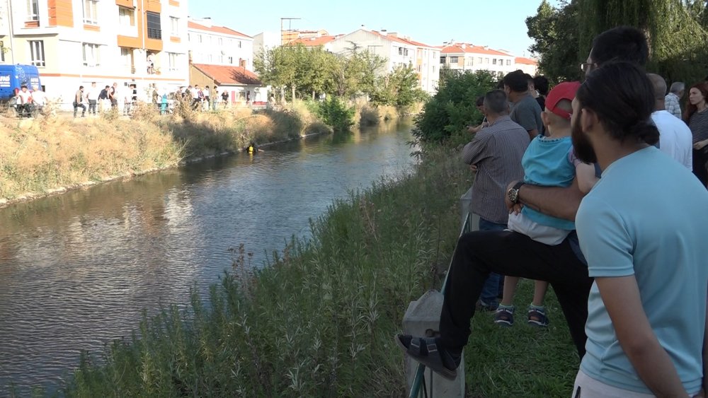 Sulama kanalına düşen çocuğu kurtardı, kendisi kayboldu