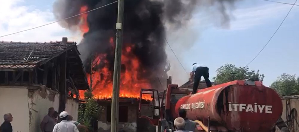 Tokat’ta tek katlı ahşap ev yangında küle döndü