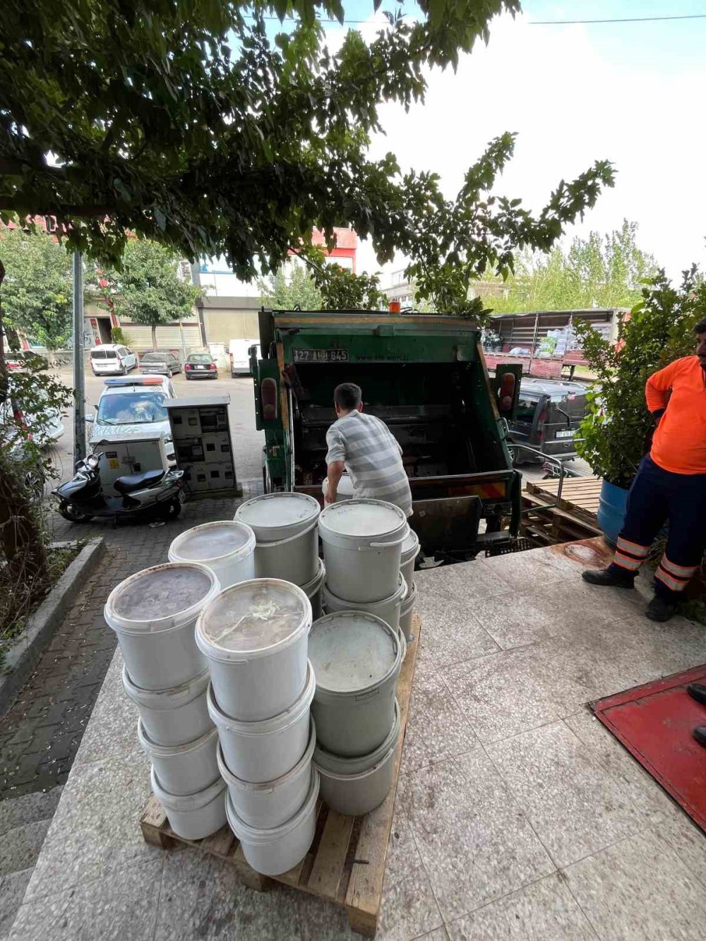 Halk sağlığını hiçe saydılar! Tonlarca bozulmuş ve etiketsiz ürün imha edildi