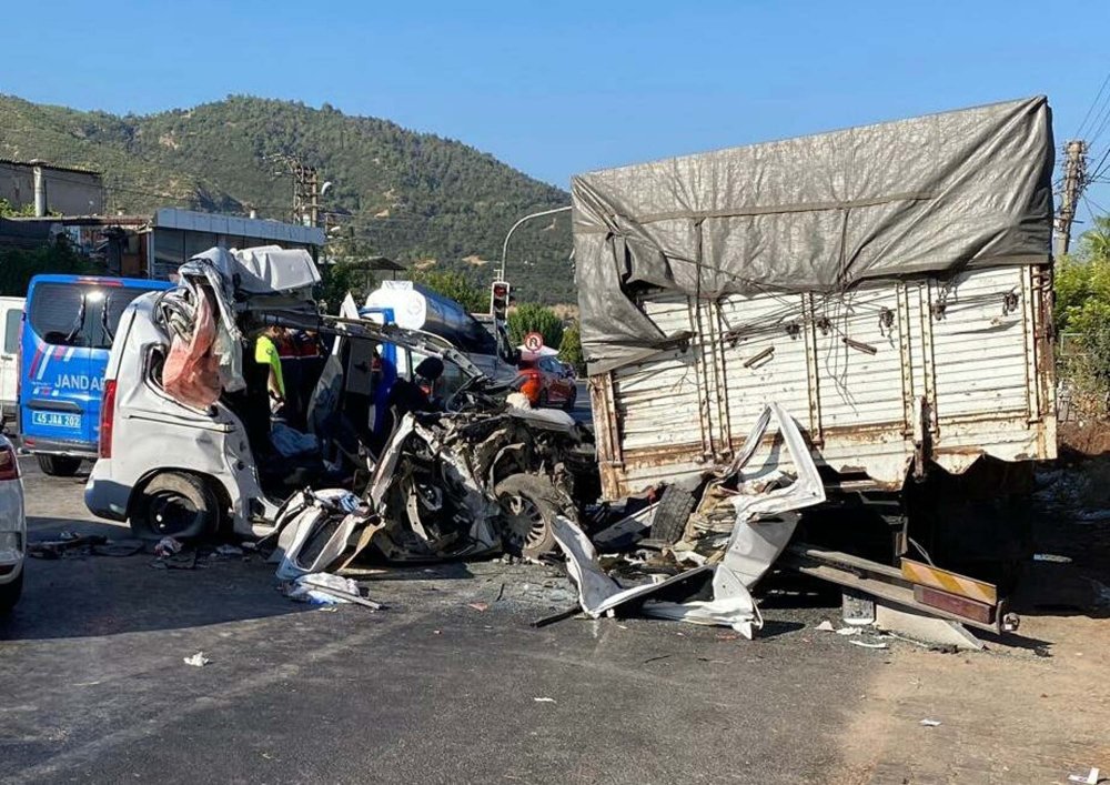 Manisa'da feci kaza: 4 ölü, 3 ağır yaralı