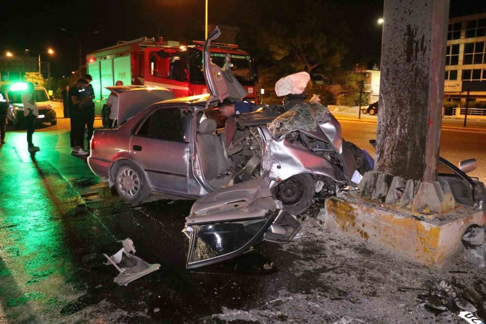 Yön tabelasına çarparak hurdaya dönen otomobilin sürücüsü öldü