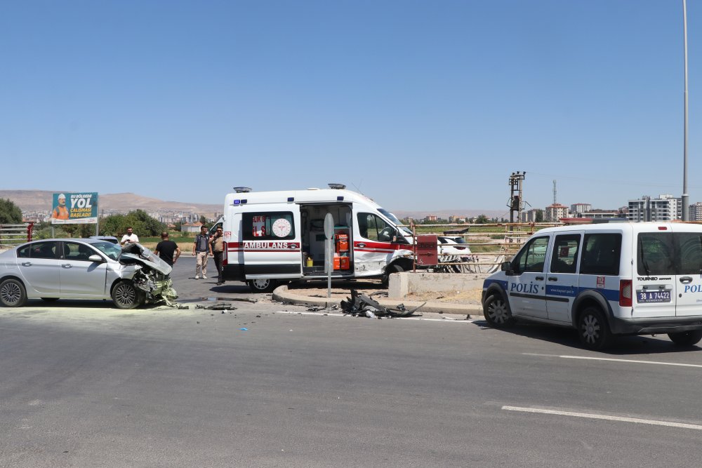 Kayseri'de ambulans ile otomobil çarpıştı! Çok sayıda yaralı var