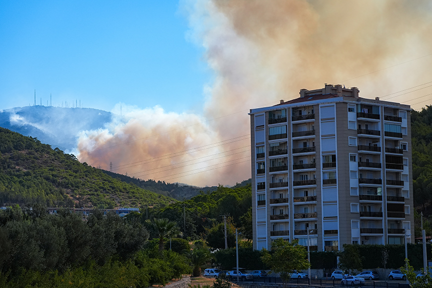 izmir-ve-manisadaki-orman-yanginlarina-mudahale-suruyor.jpg