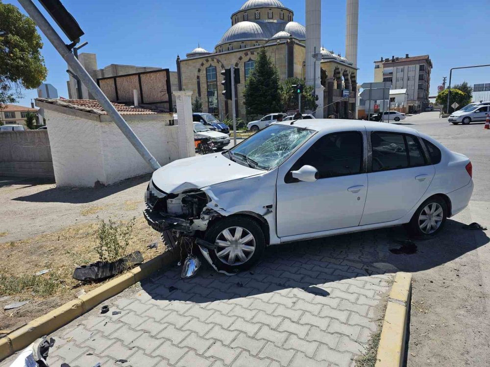 Konya- Aksaray karayolunda feci kaza! Sürücü ağır yaralandı