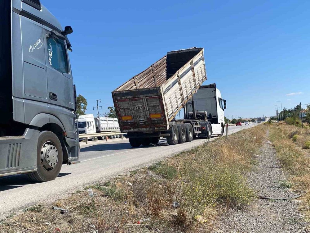 Konya'da damperi açık tır PTS direğini yıktı