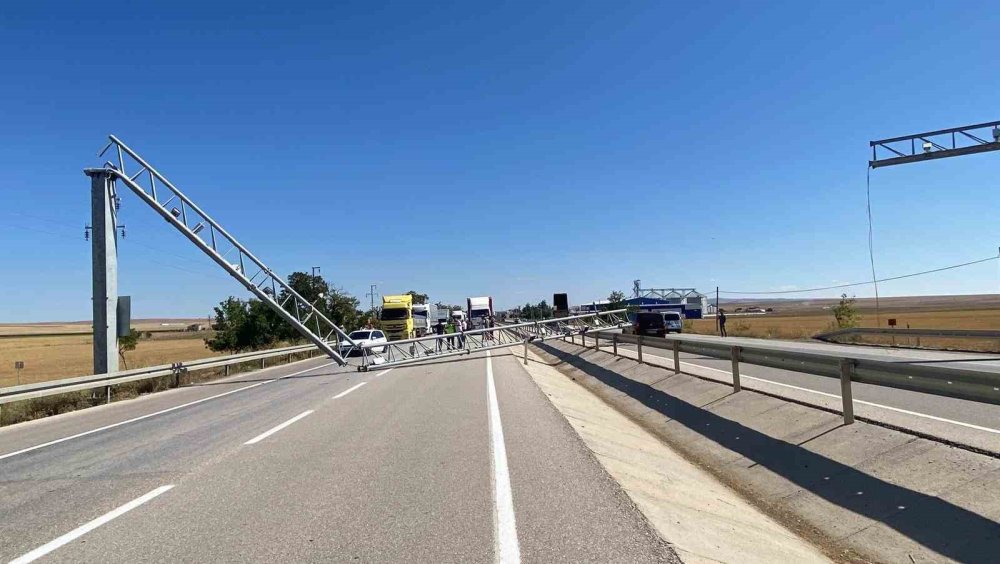 Konya'da damperi açık tır PTS direğini yıktı