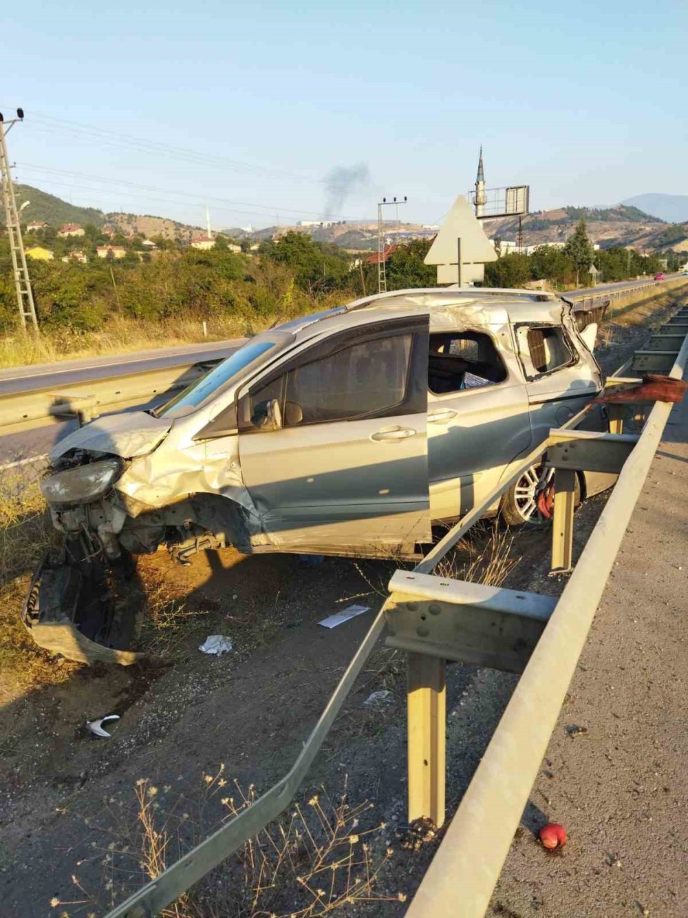 Bariyere çarpıp su kanalına girdi: 1 ölü, 2 yaralı