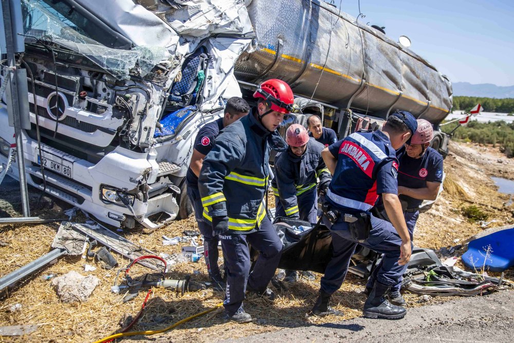 Bariyerlere çarpıp devrilen TIR'ın şoförü yaşamını yitirdi