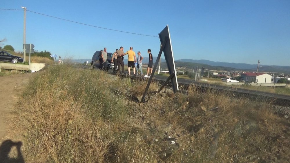 Çanakkale’de motosiklet trafik levhasına çarptı: 2 yaralı