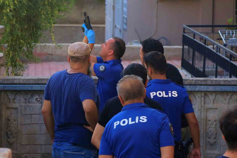 Elinde silahla polise ecel terleri döktüren saplantılı aşık kendini vurdu