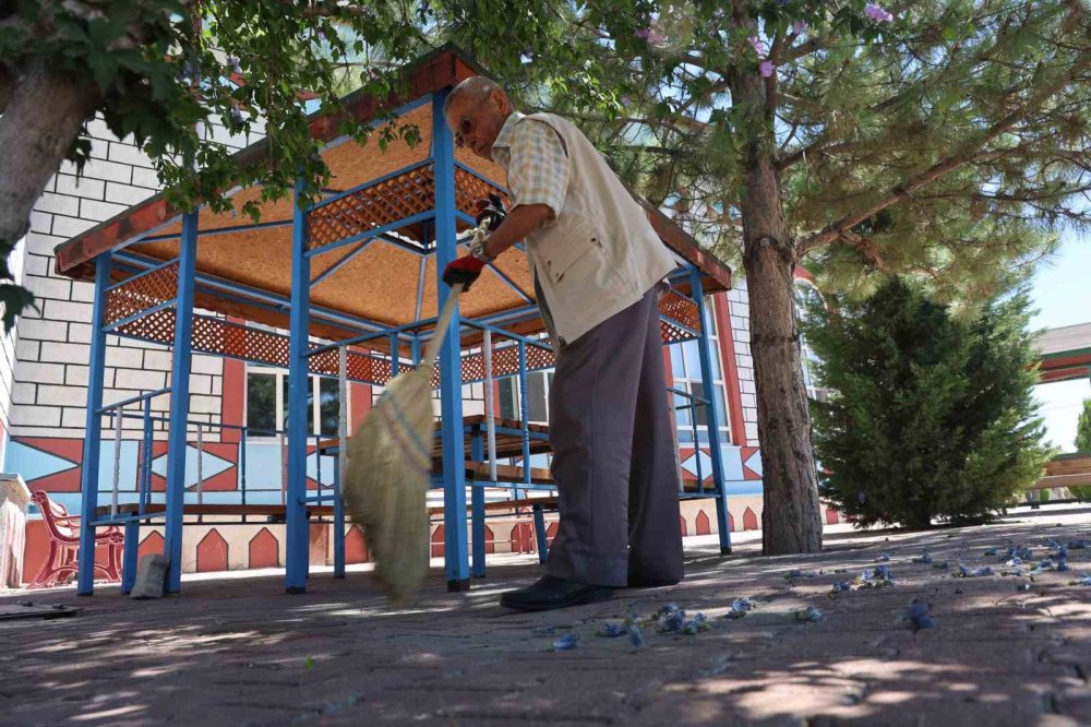 Konya'da 86 yaşındaki adam her gün cami temizliyor