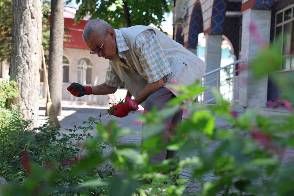 Konya'da 86 yaşındaki adam her gün cami temizliyor