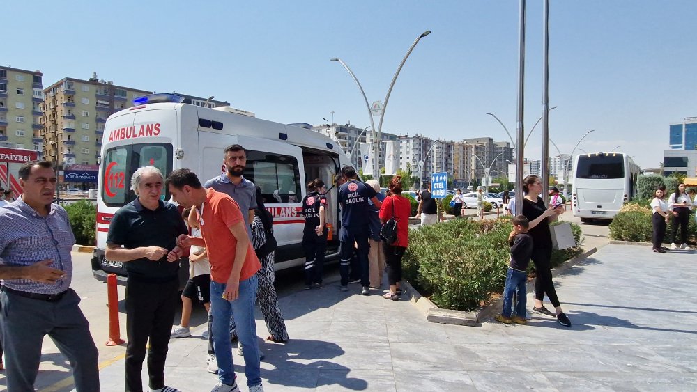 AVM'de mağazada yangın; 4 kişi dumandan etkilendi