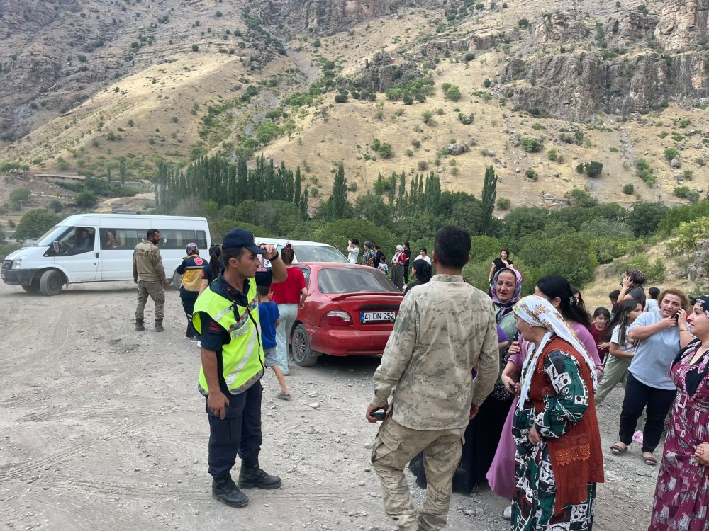 Güvenlik korucularını taşıyan kamyonet şarampole devrildi; 2'si ağır, 6 yaralı