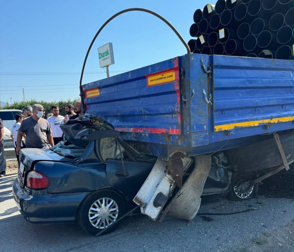 Tıra arkadan çarpan otomobilin sürücüsü öldü