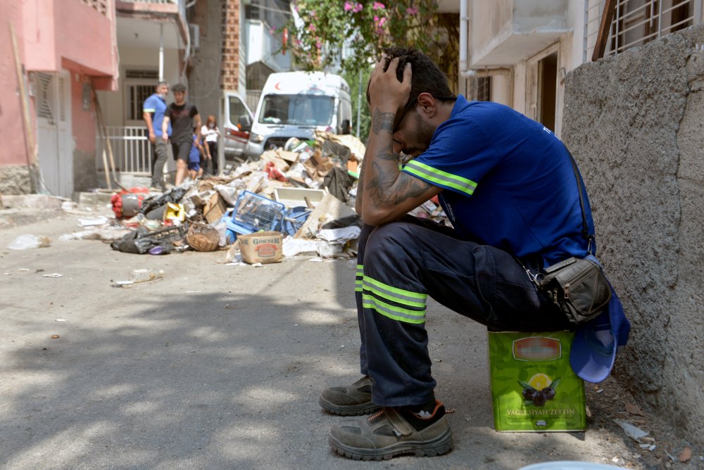 Çöp evde temizlik... İşçi fenalaştı