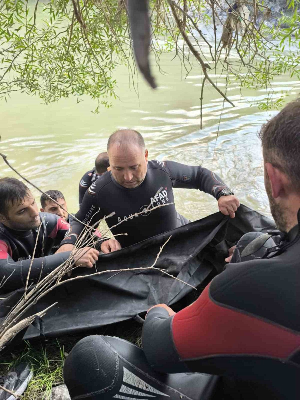 Balık tutmak isteyen çocuk canından oldu