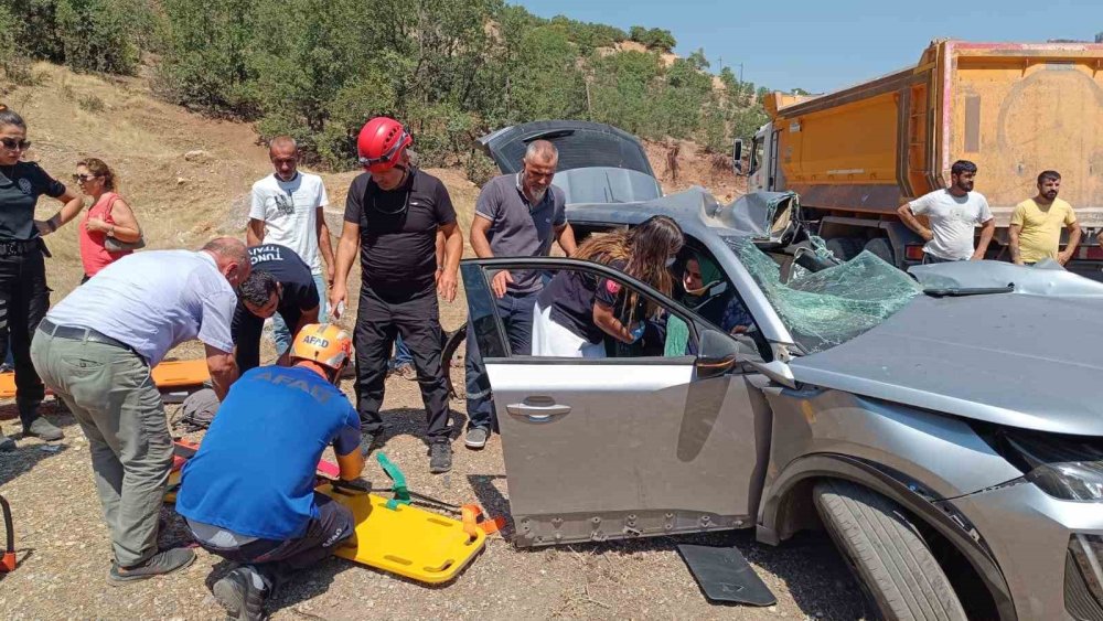 Cip ile kamyon çarpıştı; 1'i çocuk 2 ölü, 4 yaralı