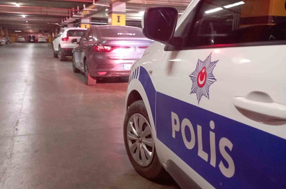 Konya merkezde alışveriş merkezinin kapalı otoparkında kavga! Bıçaklandı