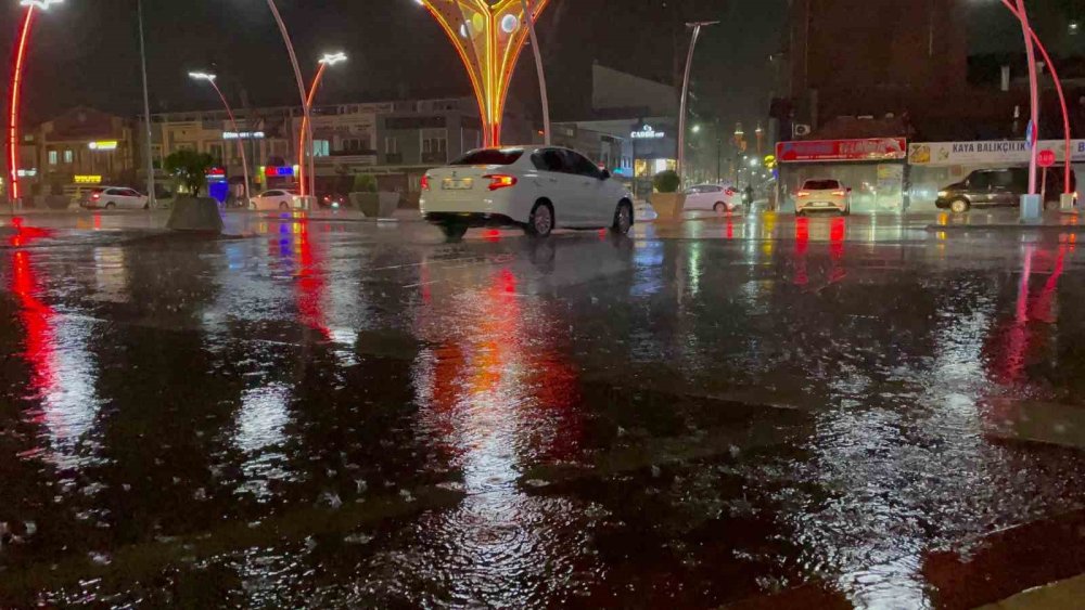 Aksaray’da sağanak yağış etkili oluyor