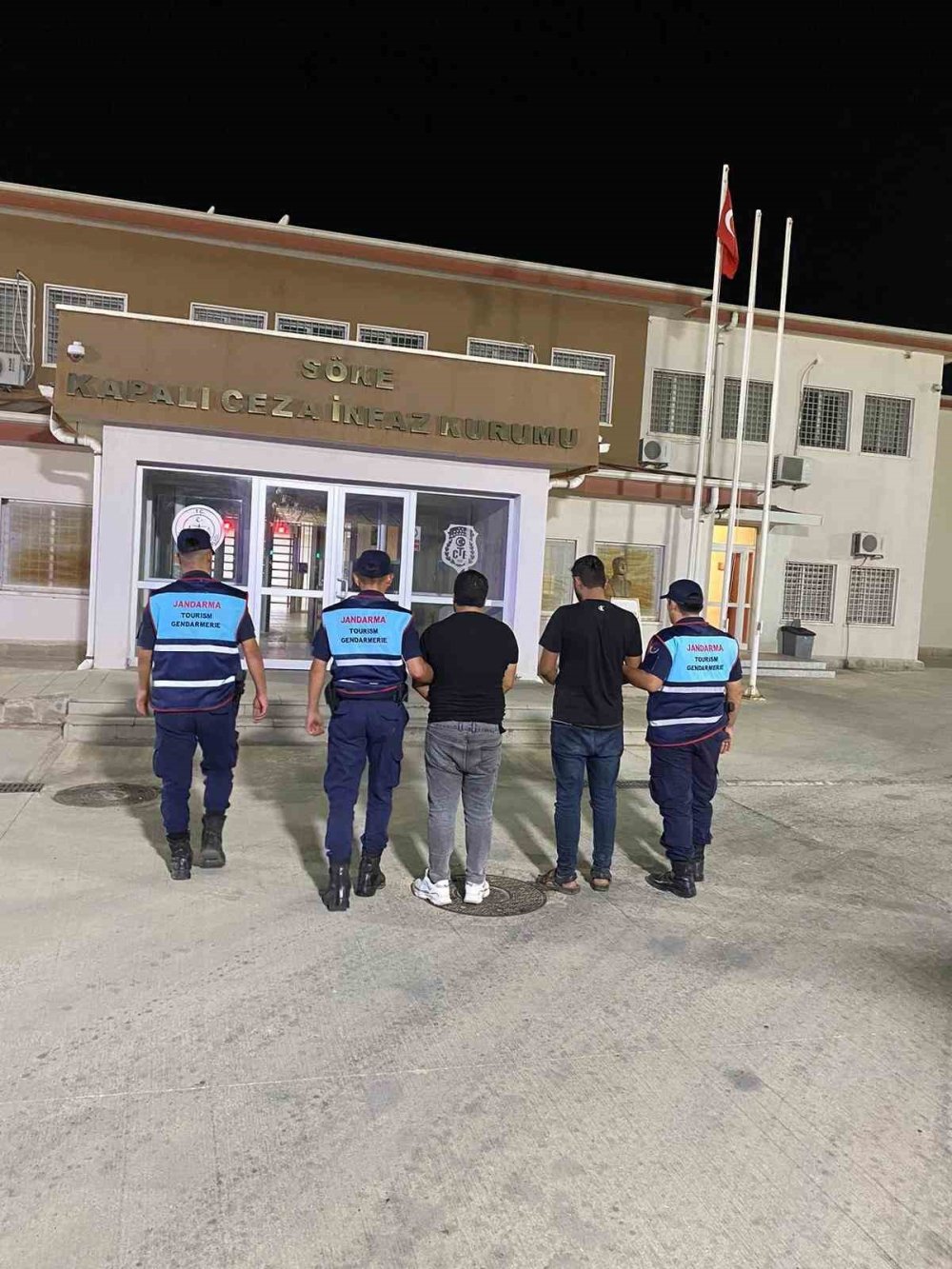 Aydın'da 57 düzensiz göçmen yakalandı: 2 organizatör tutuklandı