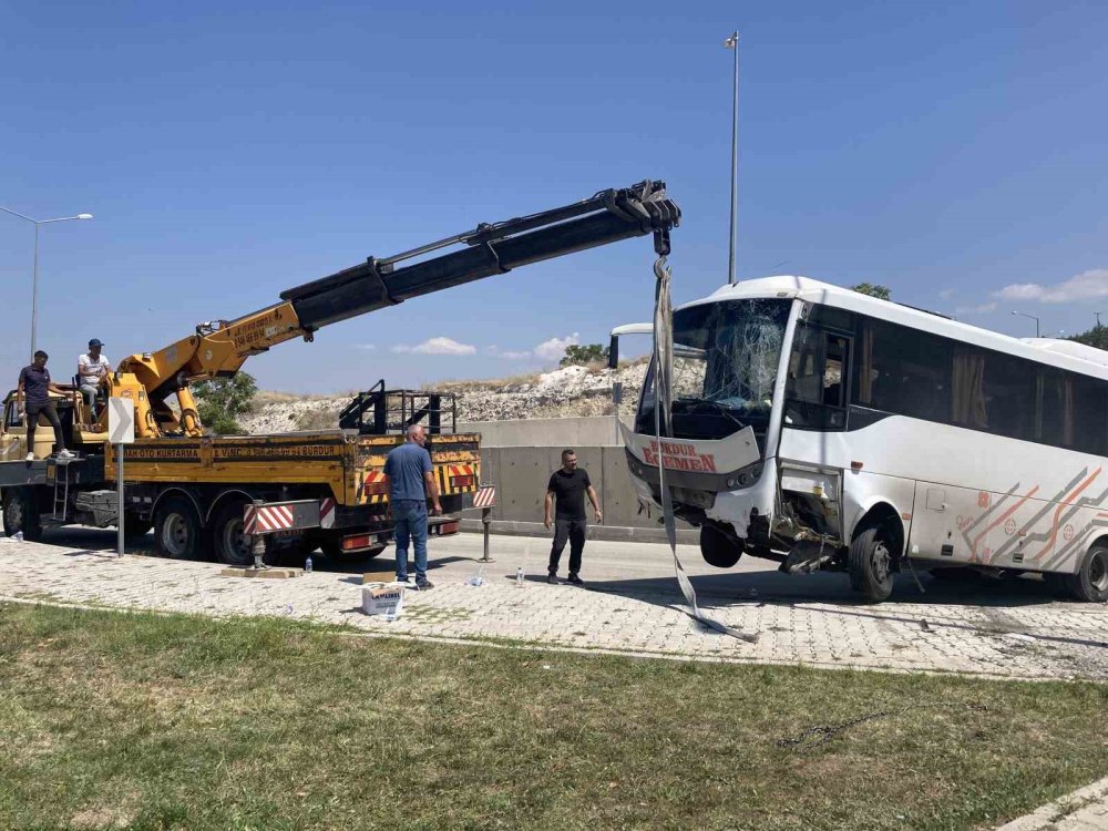 Burdur’da freni patlayan yolcu midibüsü üst yoldan otogar içine düştü:15 yaralı