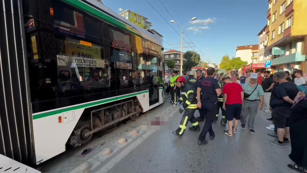 İzmit’te tramvayın çarptığı bir kişi hayatını kaybetti