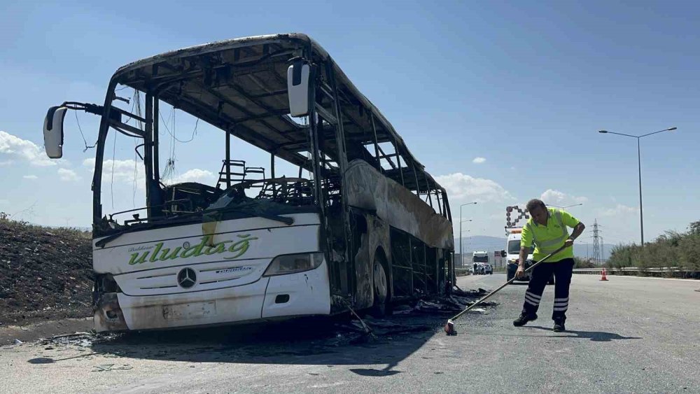 Otoyolda can pazarı yaşandı, 41 yolcu tahliye edildi