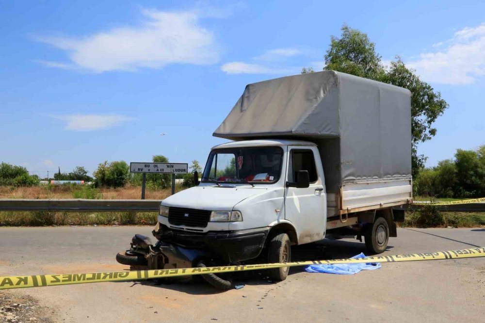 Antalya'da kamyonetin altında kalan motosiklet sürücüsü hayatını kaybetti