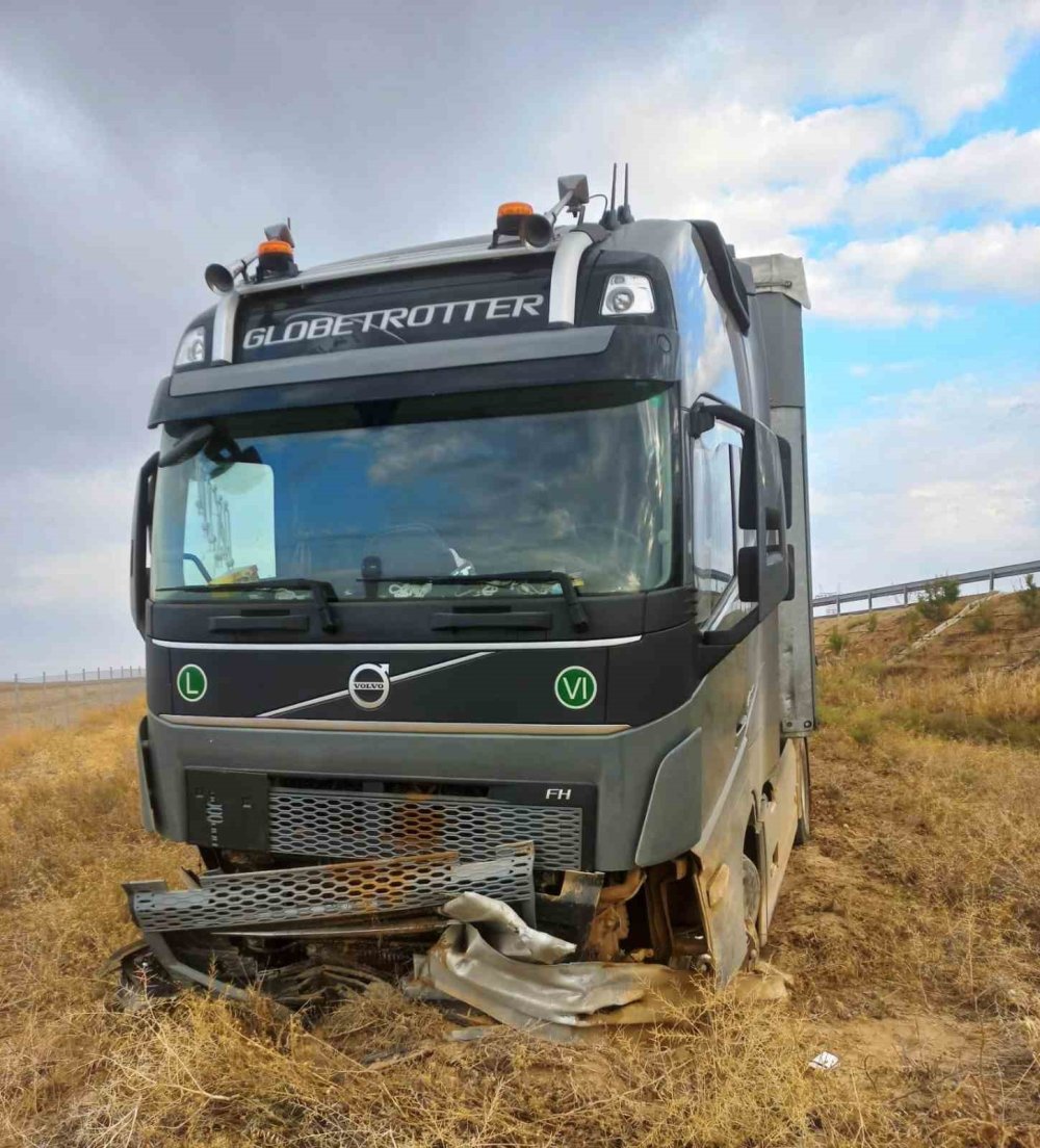 Konya’da yoldan çıkan tır tarlaya girdi