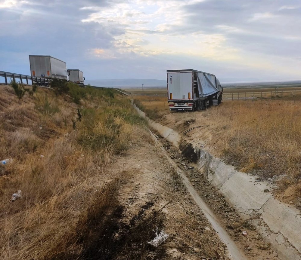 Konya’da yoldan çıkan tır tarlaya girdi